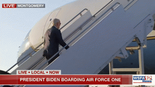 joe biden inciampa sulle scalette dell'aereo 1