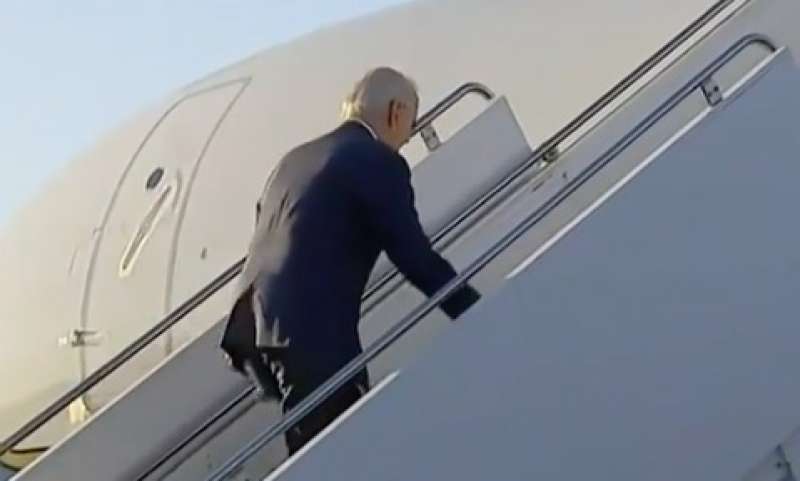 joe biden inciampa sulle scalette dell'aereo 4