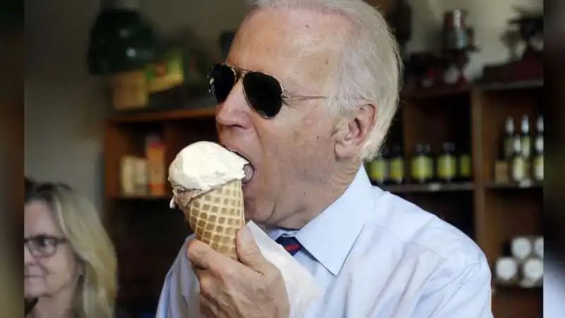 JOE BIDEN MANGIA UN GELATO