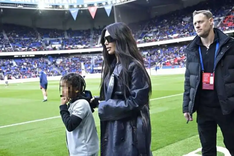 kim kardashian allo stadio del psg 