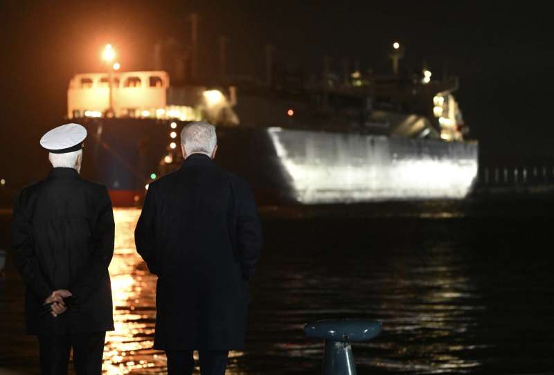 l arrivo della nave rigassificatrice golar tundra al porto di piombino 4