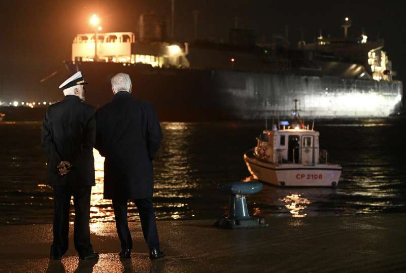 l arrivo della nave rigassificatrice golar tundra al porto di piombino 5