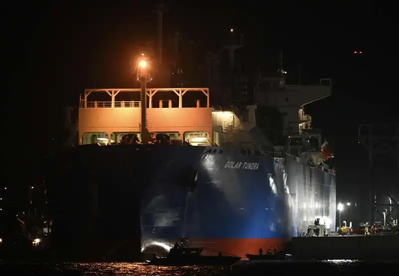 l arrivo della nave rigassificatrice golar tundra al porto di piombino   6