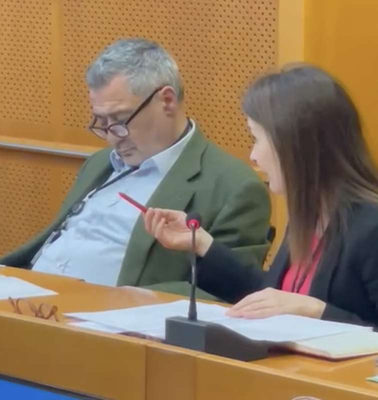 l eurodeputato fdi piero fiocchi si addormenta mentre parla alessandra moretti a bruxelles 3