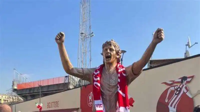 la statua di paolo rossi fatta da domenico sepe 11