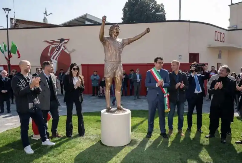 la statua di paolo rossi fatta da domenico sepe 5