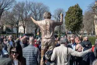 la statua di paolo rossi fatta da domenico sepe 7