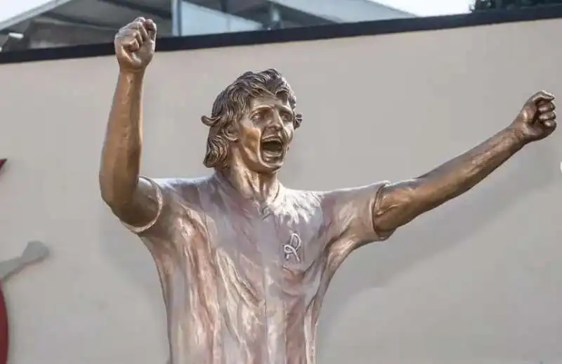 la statua di paolo rossi fatta da domenico sepe 8