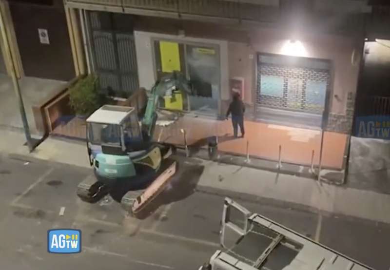 ladri rubano un bancomat con un escavatore a catania