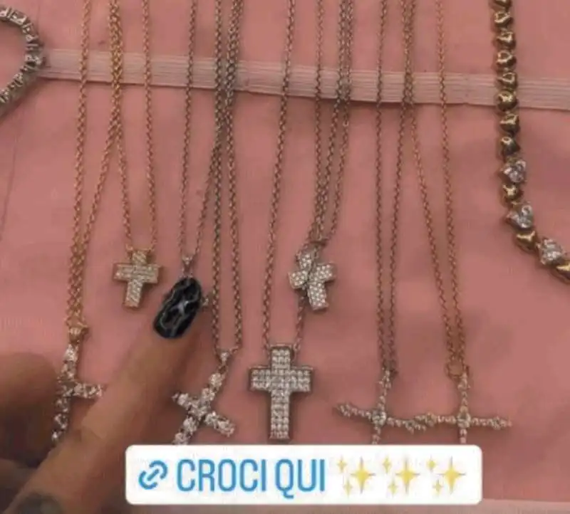 LE CROCI GIOIELLO VENDUTE DA CHIARA FERRAGNI 