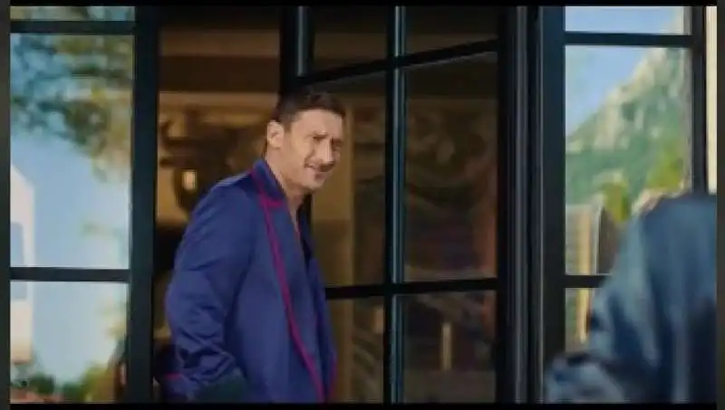 lo spot di francesco totti per i materassi in albania 6