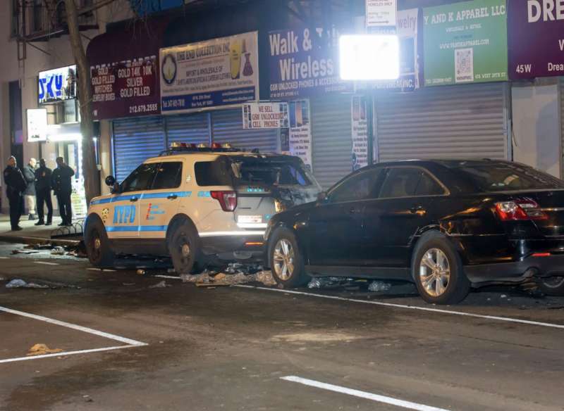 MACCHINE DELLA POLIZIA DATE ALLE FIAMME A NEW YORK 2