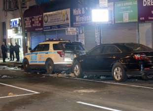 MACCHINE DELLA POLIZIA DATE ALLE FIAMME A NEW YORK 2