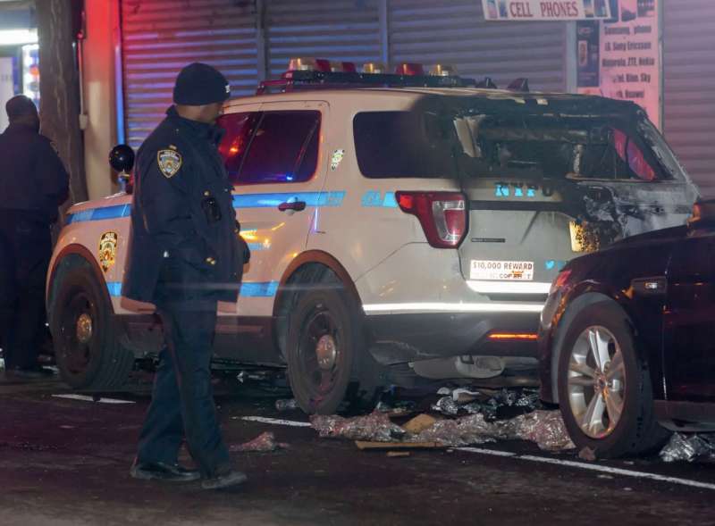 MACCHINE DELLA POLIZIA DATE ALLE FIAMME A NEW YORK 3