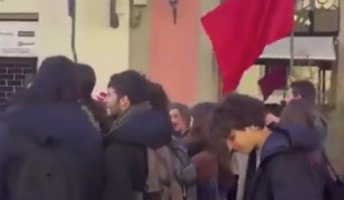 MANIFESTANTI A FIRENZE CANTANO UCCIDERE UN FASCISTA NON E REATO