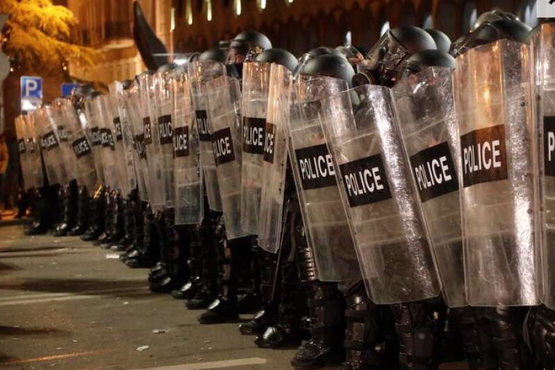 manifestazione contro la legge sugli agenti stranieri a tblisi in georgia 1