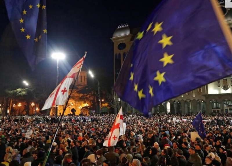 manifestazione contro la legge sugli agenti stranieri a tblisi in georgia 10