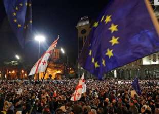 manifestazione contro la legge sugli agenti stranieri a tblisi in georgia 10