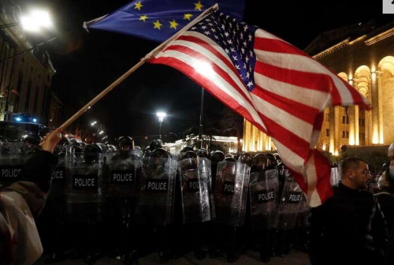 manifestazione contro la legge sugli agenti stranieri a tblisi in georgia