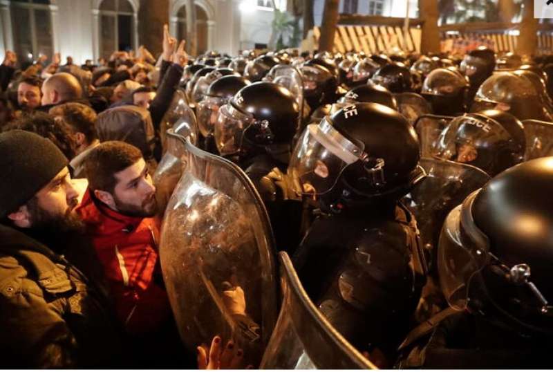 manifestazione contro la legge sugli agenti stranieri a tblisi in georgia 2