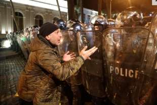 manifestazione contro la legge sugli agenti stranieri a tblisi in georgia 3