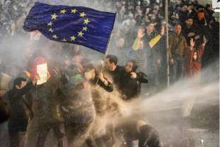 manifestazione contro la legge sugli agenti stranieri a tblisi in georgia 5