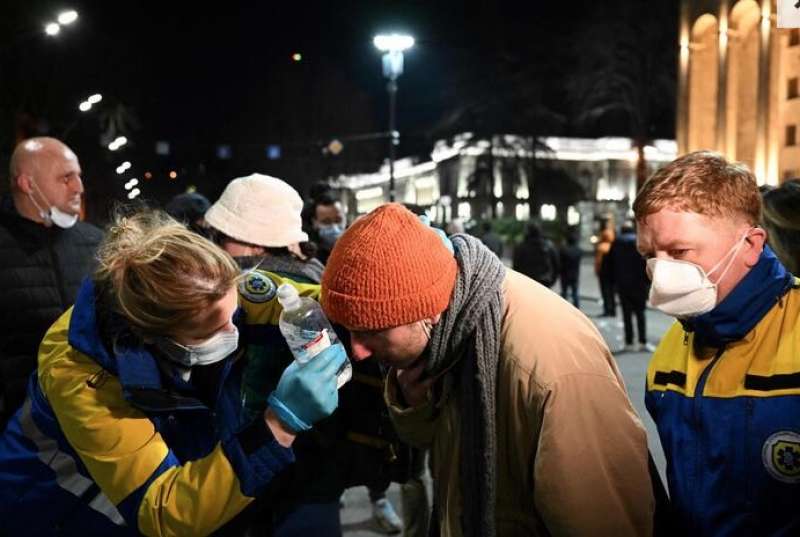 manifestazione contro la legge sugli agenti stranieri a tblisi in georgia 7