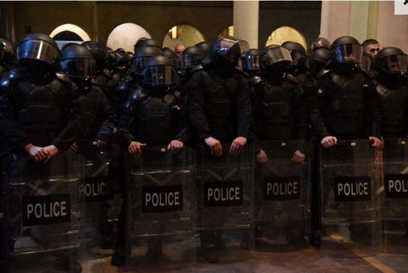 manifestazione contro la legge sugli agenti stranieri a tblisi in georgia 8