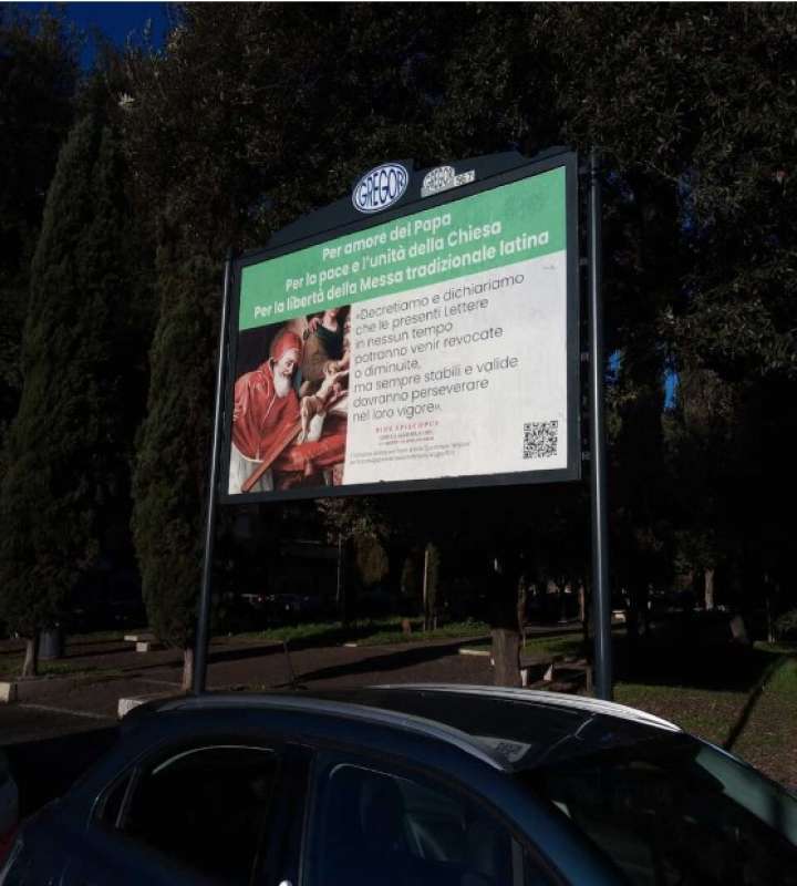 manifesti per la messa in latino comparsi vicino al vaticano