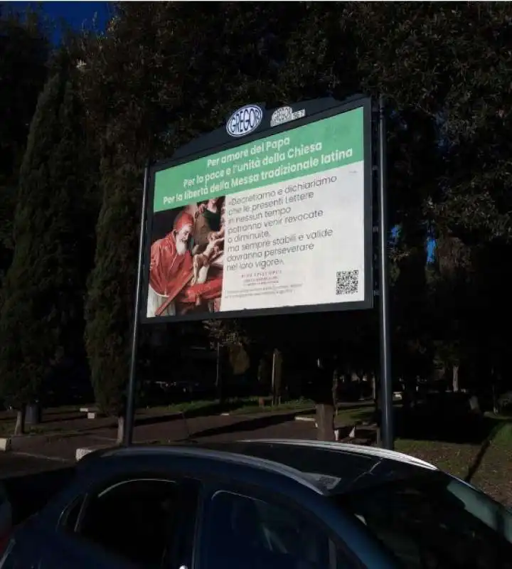 manifesti per la messa in latino comparsi vicino al vaticano 