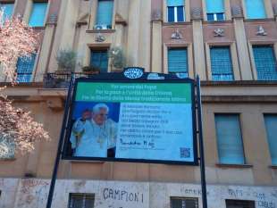 manifesti per la messa in latino comparsi vicino al vaticano 4