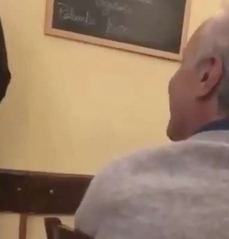 MARCO TRAVAGLIO DISCUTE CON UN RAGAZZO AL RISTORANTE