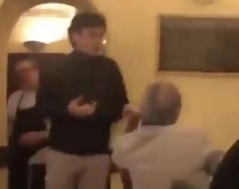 MARCO TRAVAGLIO DISCUTE CON UN RAGAZZO AL RISTORANTE