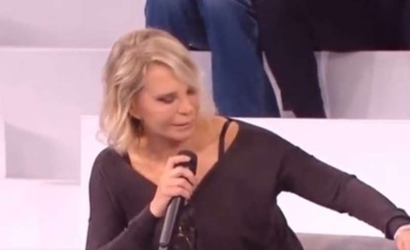 maria de filippi si commuove ad amici 2