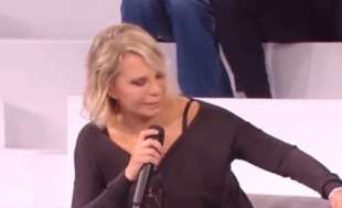 maria de filippi si commuove ad amici 2