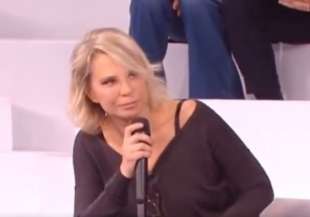 maria de filippi si commuove ad amici 5