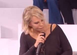 maria de filippi si commuove ad amici 6