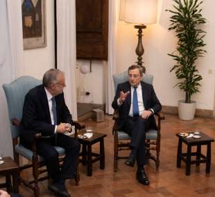 mario draghi in visita alla comunità di sant'egidio con andrea riccardi