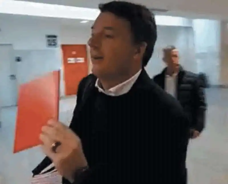 MATTEO RENZI CON IL QUADERNO ROSSO CON LE PRESUNTE VIOLAZIONI COMMESSE NEI SUOI CONFRONTI DAI PM DI FIRENZE