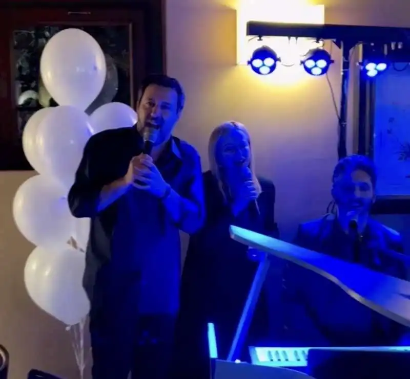 matteo salvini canta con giorgia meloni alla festa di compleanno.  