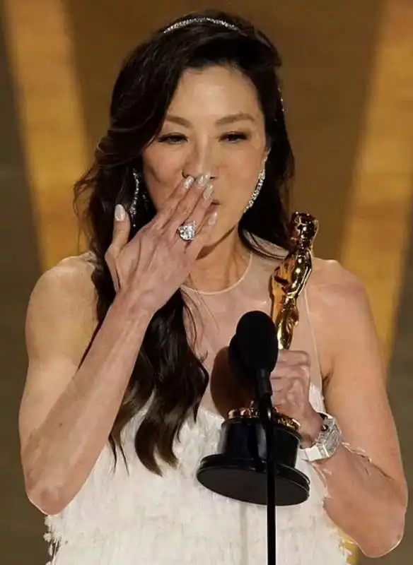 michelle yeoh   oscar 2023   3