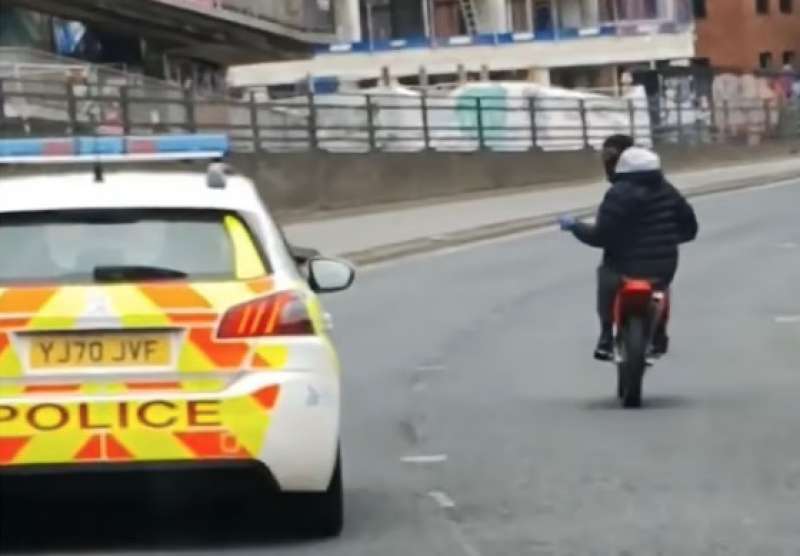 MOTOCICLISTA FA IMPENNATA DAVANTI ALLA POLIZIA