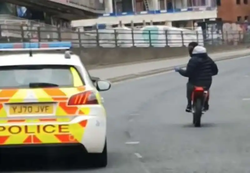 MOTOCICLISTA FA IMPENNATA DAVANTI ALLA POLIZIA 