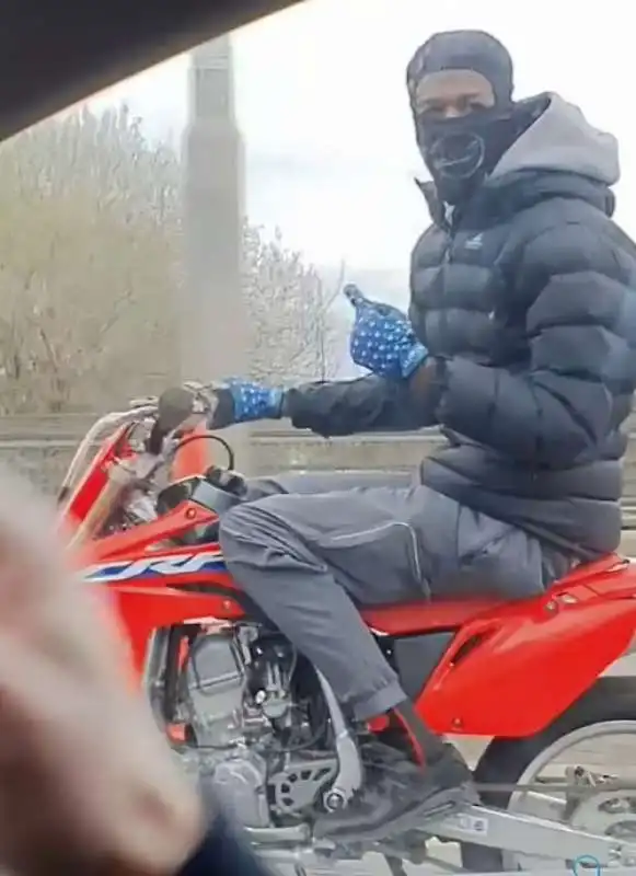 MOTOCICLISTA FA IMPENNATA DAVANTI ALLA POLIZIA 