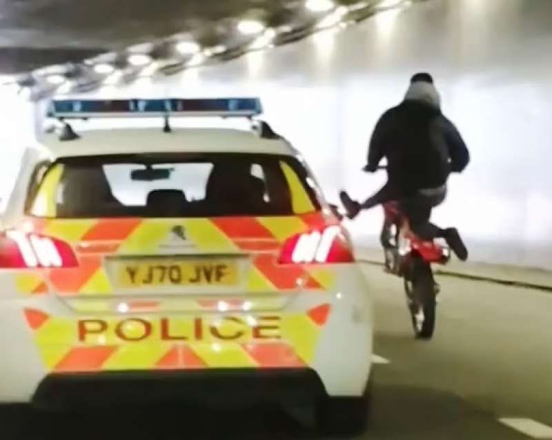 MOTOCICLISTA FA IMPENNATA DAVANTI ALLA POLIZIA