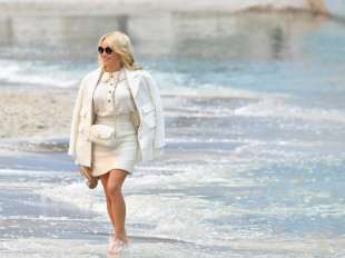 pamela anderson in spiaggia nel 2018