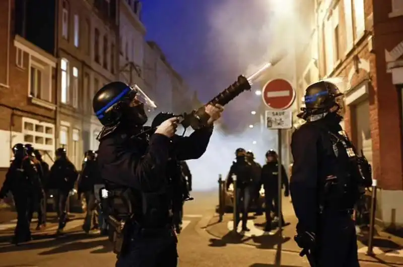 parigi, proteste contro la riforma delle pensioni   20