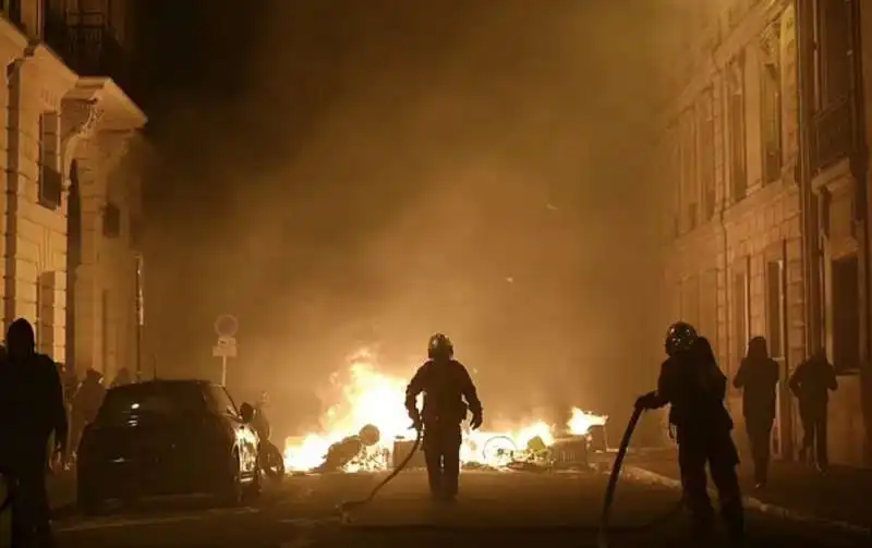 parigi, proteste contro la riforma delle pensioni   35