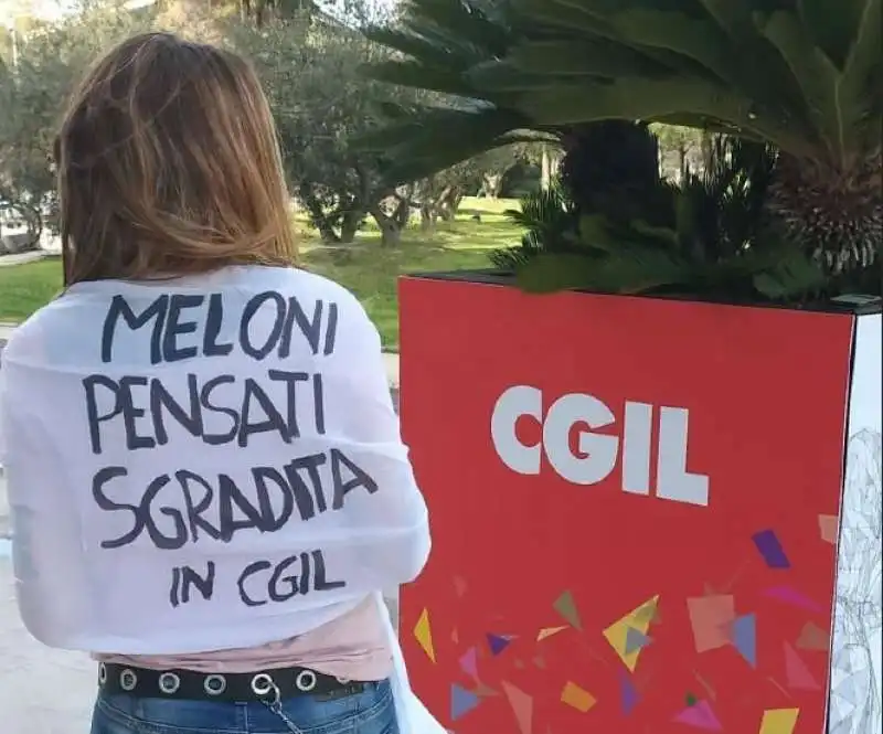 PENSATI SGRADITA - LA PROTESTA DI ELIANA COMO CONTRO GIORGIA MELONI - CONGRESSO CGIL 