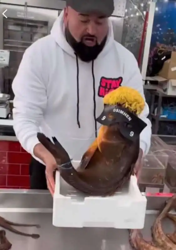 pesce osimhen in una pescheria di napoli   1